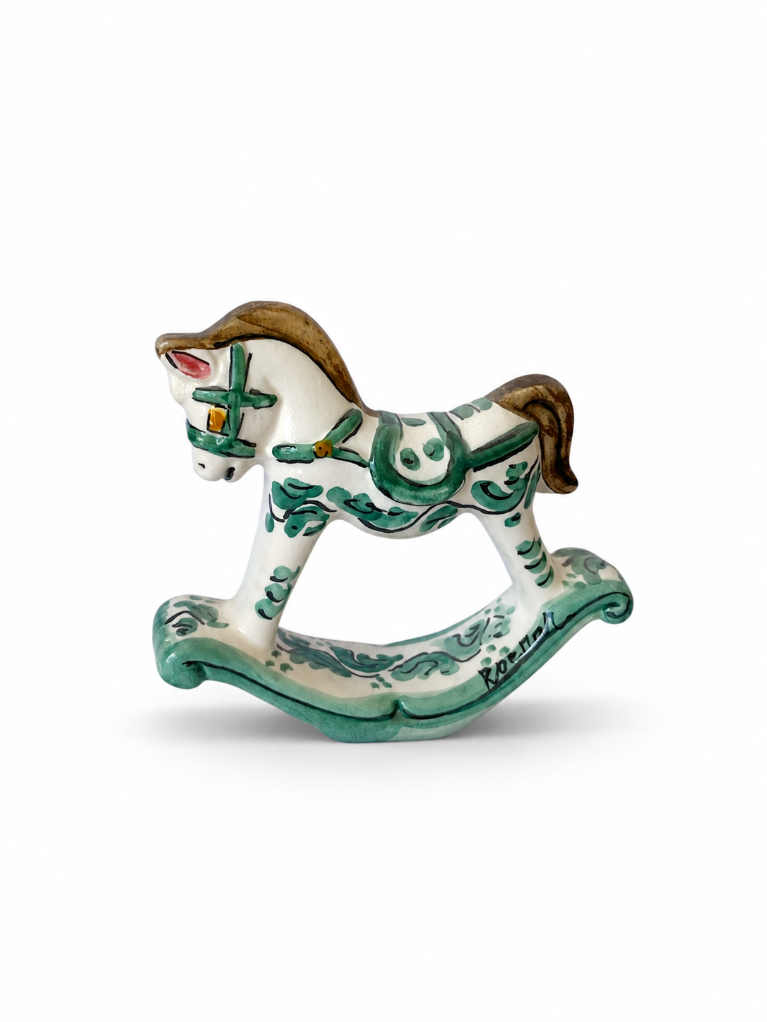 Cavalluccio a dondolo in ceramica bianco e verde, figura intera su fondo bianco