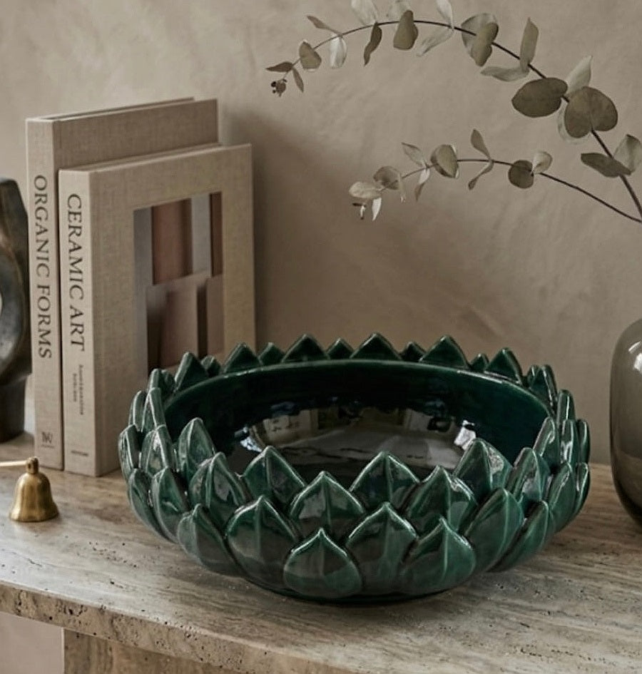 Centrotavola Botanico Verde Smeraldo in ceramica di Caltagirone fatto a mano, ambientato su tavola