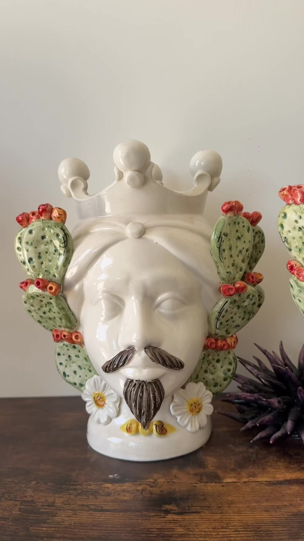 Video della coppia di Teste di Moro Essenza Siciliana in ceramica siciliana dipinta a mano