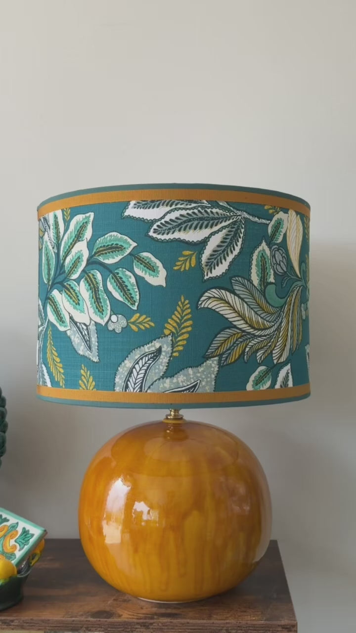 Lume Calypso – Lampada da Tavolo in Ceramica Siciliana Giallo Ambrato, Fatta a Mano