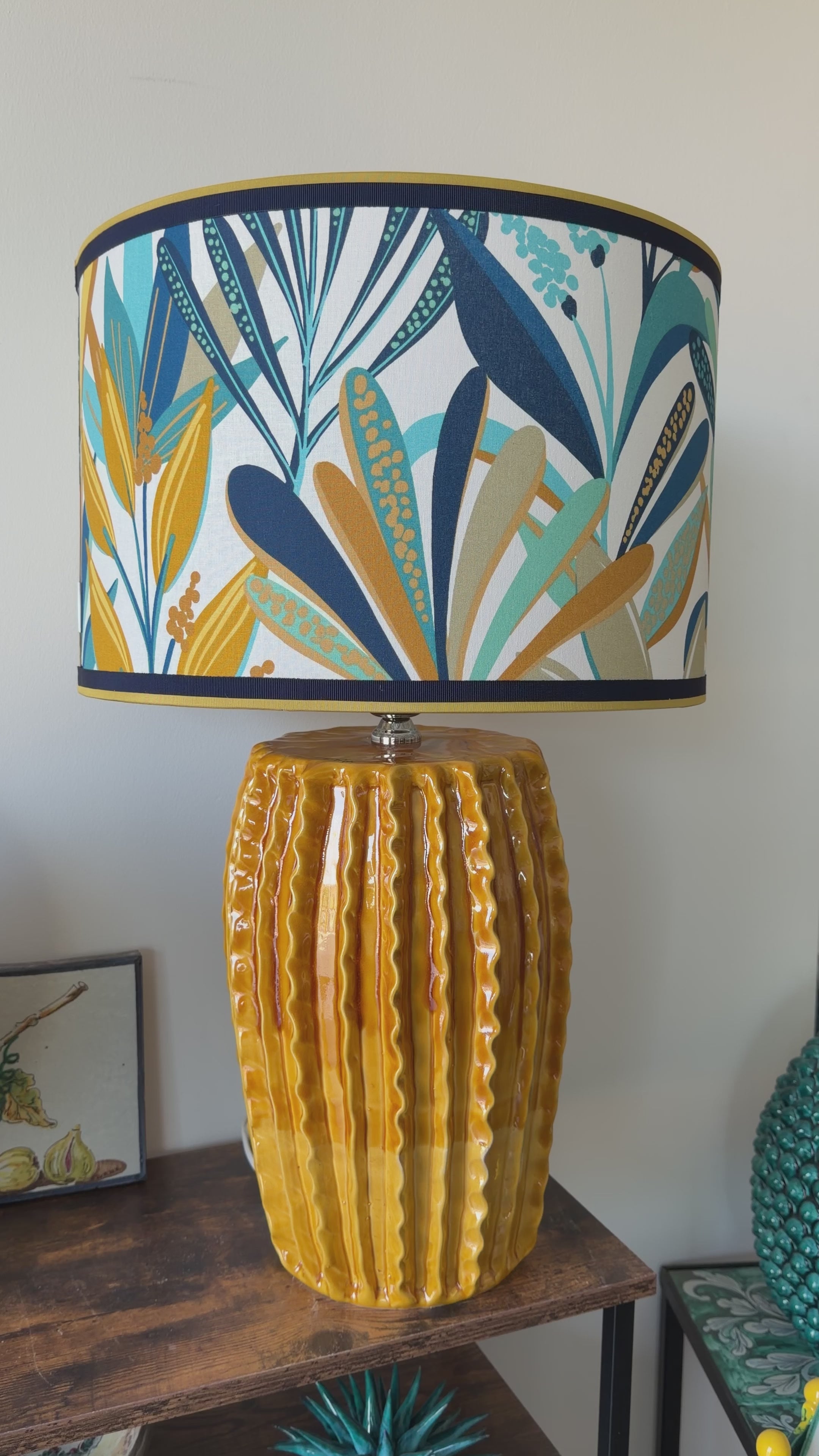 Lume Solaria – Lampada da Tavolo in Ceramica Siciliana Fatta a Mano