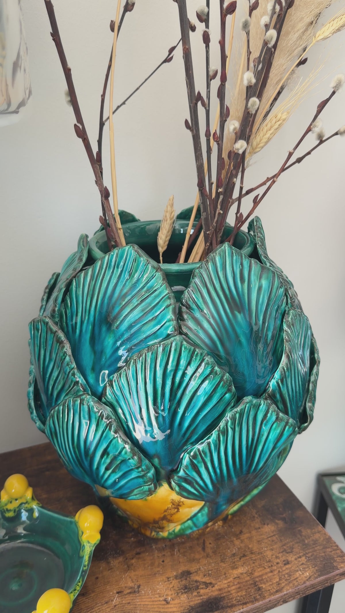 Video del vaso Bali in ceramica artigianale verde petrolio con petali in rilievo